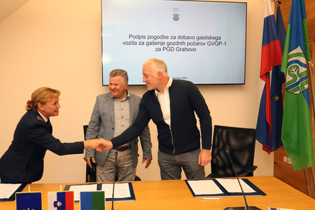 PODPIS POGODBE ZA DOBAVO GASILSKEGA VOZILA PGD GRAHOVO 08 FOTO LJUBO VUKELIČ